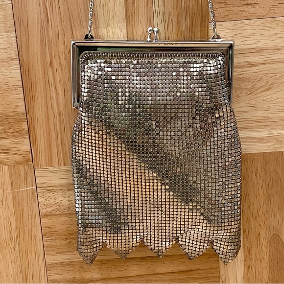 Vintage Unsigned Silver Mesh Clutch Evening Bag - Picture 10 of 11